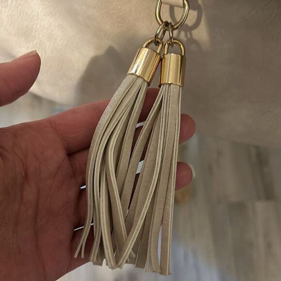 HP ❤️Unbranded PVC tassel crossbody preloved EUC ❤️ - Picture 3 of 13